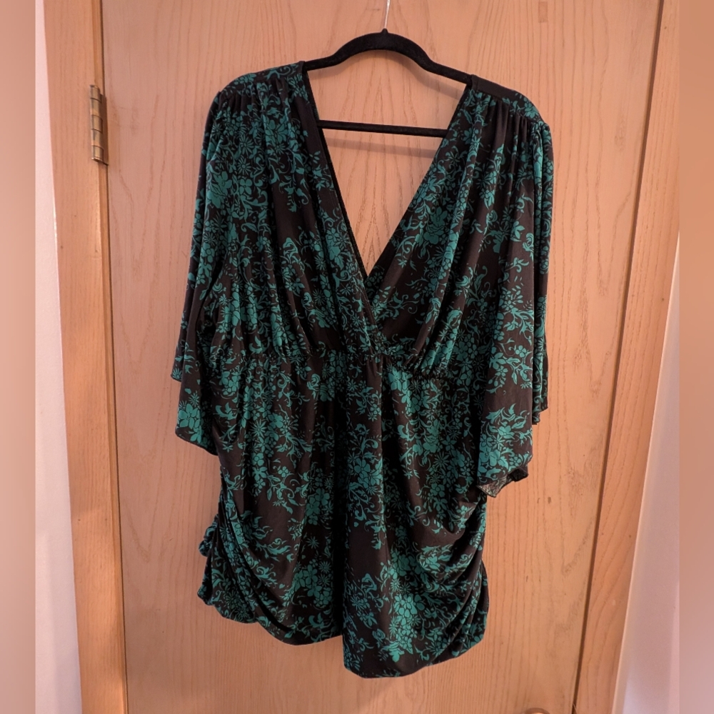 Kiyonna Black and Green Patterned Top